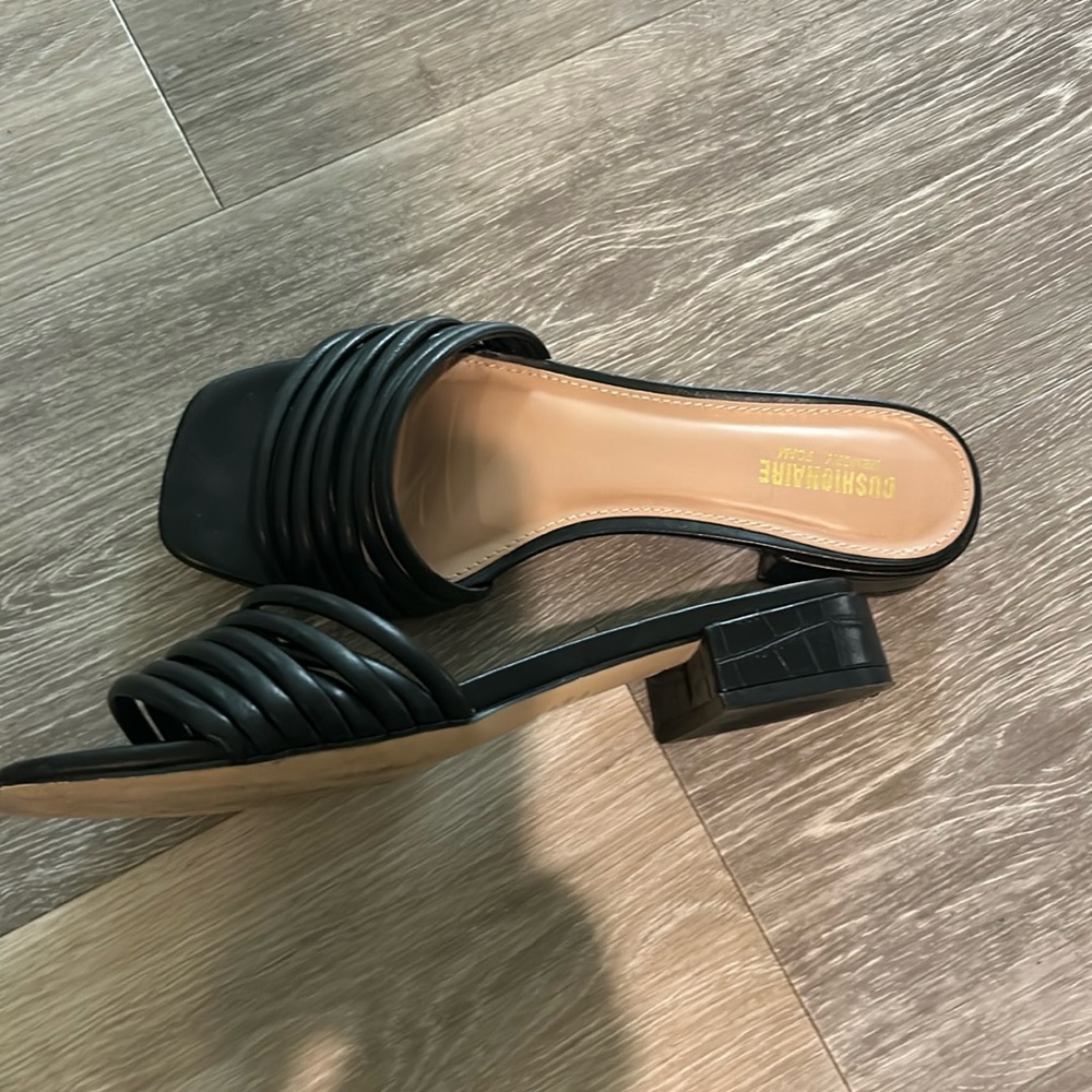 CUSHIONAIRE memory foam really comfy sandals worn once 71/2 black !!
